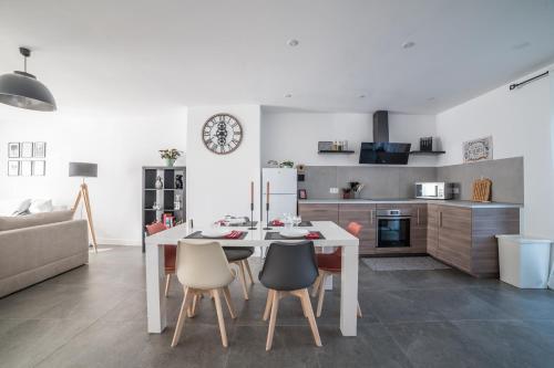 une cuisine et un salon avec une table et des chaises blanches dans l'établissement casa arredata, à Corny-sur-Moselle
