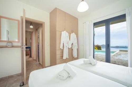 Posteľ alebo postele v izbe v ubytovaní Elounda Sunrise Villa