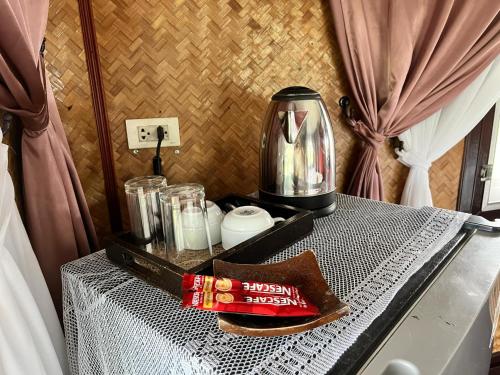 Příslušenství pro přípravu čaje a kávy v ubytování Kinnaree Resort Koh Kood