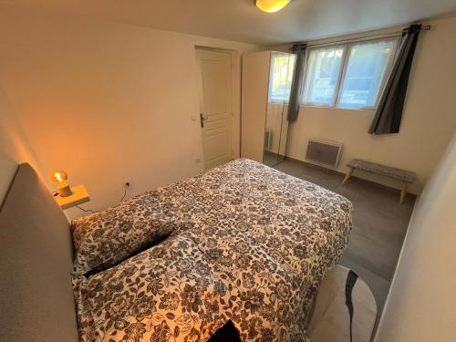 Ένα ή περισσότερα κρεβάτια σε δωμάτιο στο Appartement gris moderne Paris et aéroport Orly