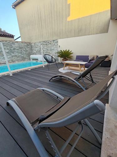 une terrasse avec des chaises et une table et une piscine dans l'établissement Chambre d'hôtes privée et indépendante avec piscine, à Salon-de-Provence