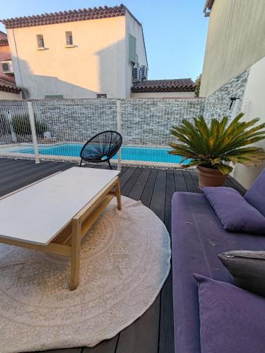 un patio avec une table et un banc sur une terrasse dans l'établissement Chambre d'hôtes privée et indépendante avec piscine, à Salon-de-Provence