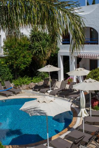 Bazén v ubytování UzHan Beach Hotel nebo v jeho okolí