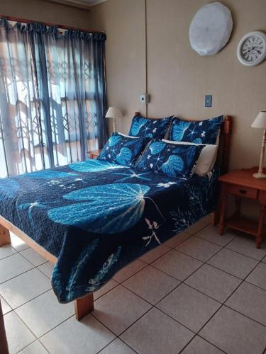 Postel nebo postele na pokoji v ubytování Uvongo Cabannas