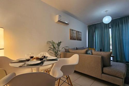 ein Wohnzimmer mit Tisch und Couch in der Unterkunft Relaxing Nest in Oroklini