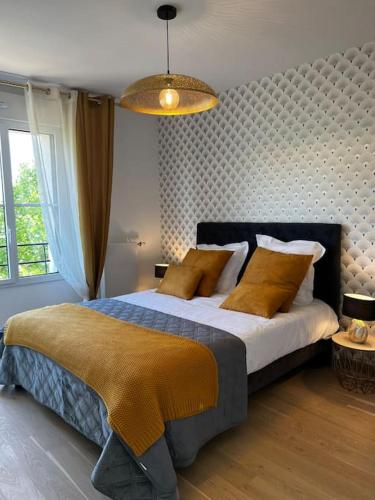 une chambre avec un grand lit et une grande fenêtre dans l'établissement Disney suite moderne Chessy Parking Gratuit, à Chessy