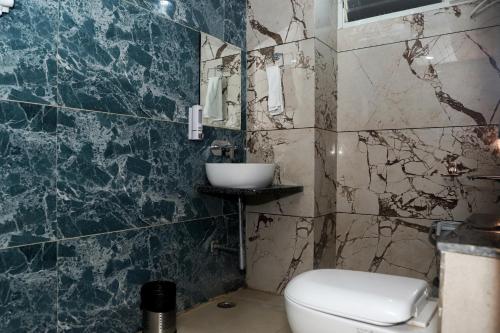 Koupelna v ubytování Hotel Vatika Palace New
