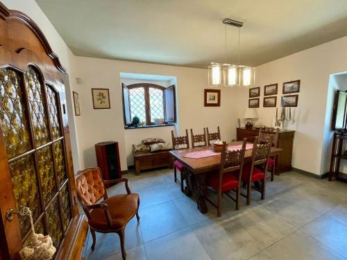 a kitchen and dining room with a table and chairs at Maison Divaga in Fleri