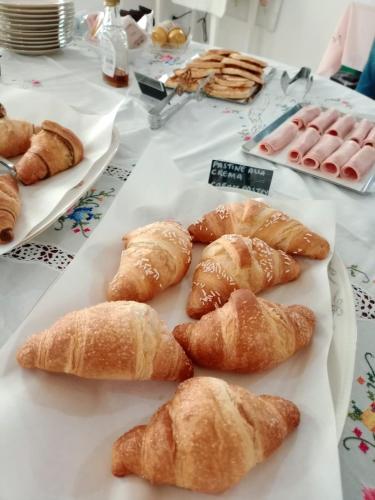 una mesa cubierta con platos de repostería en B&B Residenza Luciani Affittacamere, en Comacchio