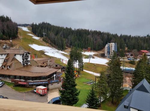 an aerial view of a ski resort with a building at Apartmani VinVucko Jahorina u sklopu aparthotela Vucko privatni apartmani in Jahorina