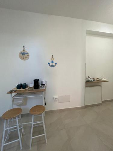 a room with two stools and a counter in a room at B&B il borgo dei pescatori in Cirò Marina
