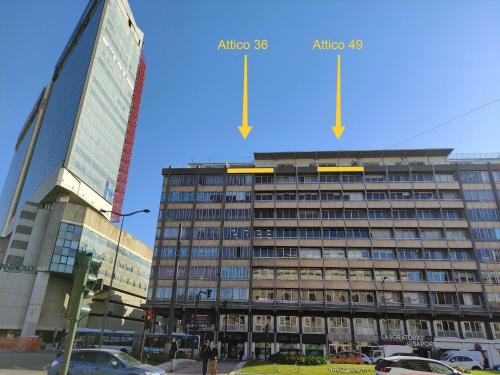 un grande edificio con delle frecce in cima di Attico Luxury con parcheggio e terrazza vista mozzafiato a Genova