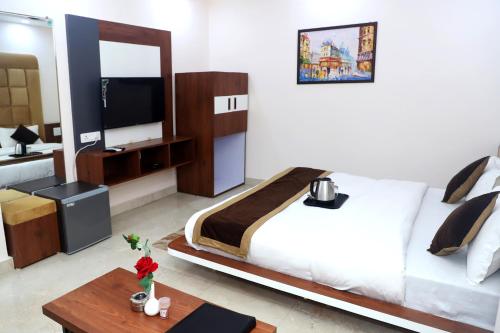 Postel nebo postele na pokoji v ubytování Hotel Vatika Palace New