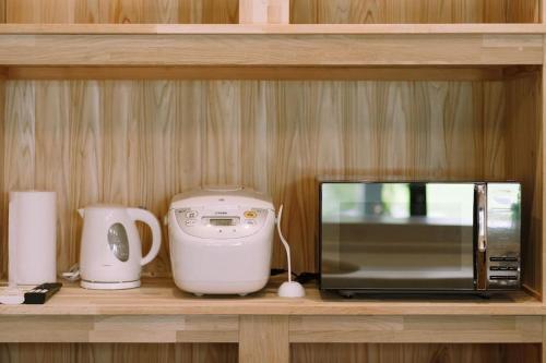 a microwave and a toaster sitting on a shelf at DAHARA s-3 in Minami Aso