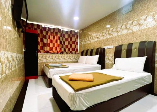 a room with two beds in a room at ARK HOTEL MELAWATI in Kuala Lumpur