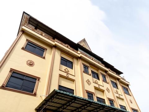 a tall building with windows on top of it at Pondok Wisata Istana XI in Medan