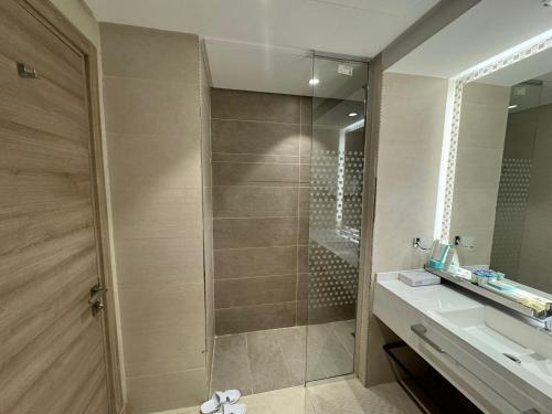 a bathroom with a shower and a sink and a mirror at فندق رؤيا الاندلس النخبة - Roaya Alandalus Elite Hotel in Medina