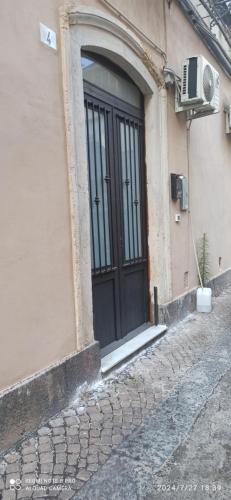 drzwi na boku budynku w obiekcie La casa del Barone w Katanii
