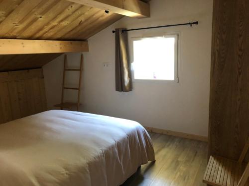 a bedroom with a bunk bed and a window at La Maison Bleue in Beaufort