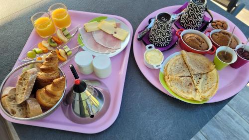 een roze dienblad gevuld met een dienblad met ontbijtproducten bij Coquet studio en Médoc, Jacuzzi et climatisation in Ordonnac