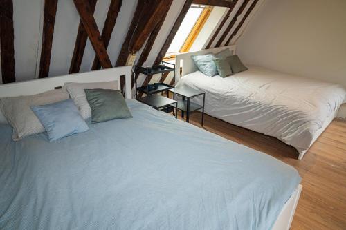 Postel nebo postele na pokoji v ubytování Stylish Canal-Side 2BR-1LR Apt, at Center of Gent