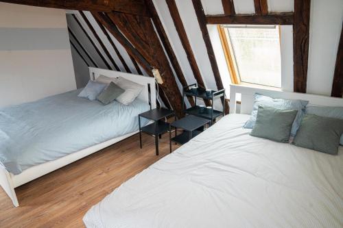 Postel nebo postele na pokoji v ubytování Stylish Canal-Side 2BR-1LR Apt, at Center of Gent