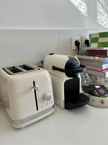 un grille-pain blanc assis au-dessus d'un comptoir dans l'établissement Maison Moufetard, à Paris