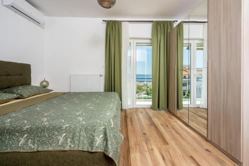 Schlafzimmer mit einem Bett und Glasschiebetüren in der Unterkunft Tonka Roberta 2 in Crikvenica