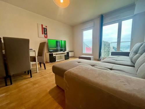 Photo de la galerie de l'établissement Vue Tour Eiffel - Metro - Wifi - Parking - Terrasse - Dream Host, à La Plaine-Saint-Denis