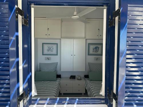 een kamer met 2 bedden en witte kasten bij Ferienhaus mit atemberaubendem Meerblick, privatem Pool und Whirlpool in Aliko Beach