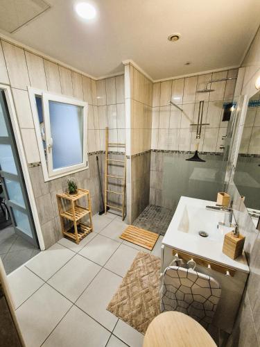 une salle de bain avec une douche, un lavabo et une baignoire dans l'établissement Sam ' Évasion, à Avion