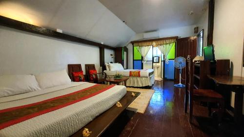 Кровать или кровати в номере Evangeline Resort