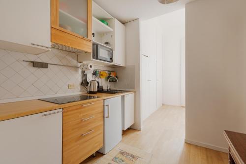 GuestHost - Garibaldi & Isola District Functional Apartment