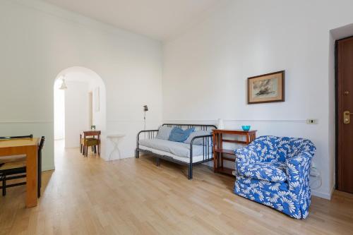 GuestHost - Garibaldi & Isola District Functional Apartment