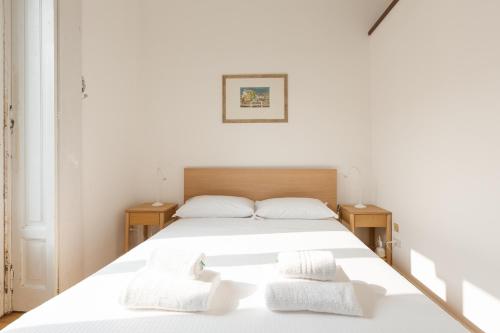 GuestHost - Garibaldi & Isola District Functional Apartment