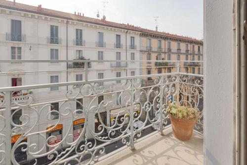 GuestHost - Garibaldi & Isola District Functional Apartment