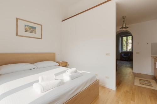 GuestHost - Garibaldi & Isola District Functional Apartment