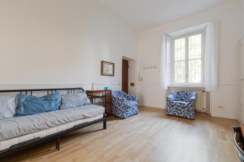 GuestHost - Garibaldi & Isola District Functional Apartment