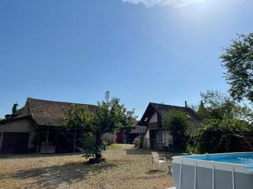a house with a swimming pool in the yard at Entre Bresse et Jura in Bellevesvre