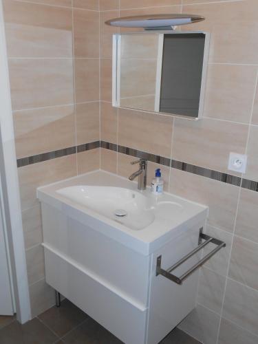 une salle de bain avec un lavabo blanc et un miroir dans l'établissement Superbe villa 4 ch climatisées avec piscine privée, à Roquetaillade