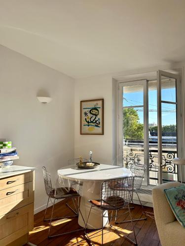 Il dispose d'un balcon et d'une cuisine avec une table et des chaises. dans l'établissement Maison Moufetard, à Paris