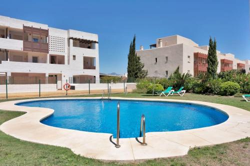 ein Schwimmbad vor einem Gebäude in der Unterkunft HillView Rooms in Manilva in Manilva