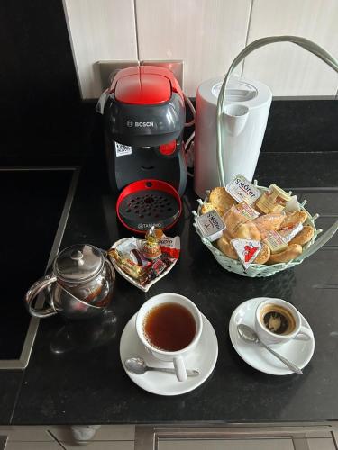 - une table avec une tasse de café et un panier de viennoiseries dans l'établissement appartement, à Villemomble