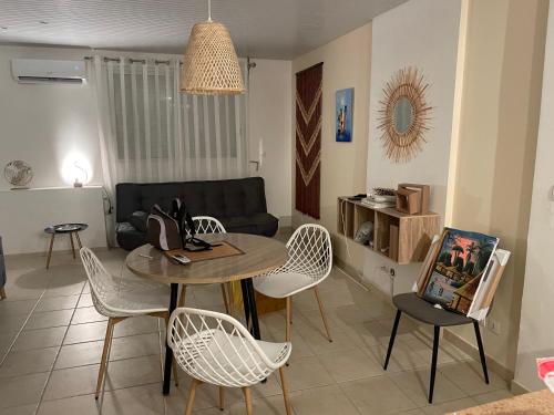 Posezení v ubytování Cosy T3 au coeur de Sainte Anne