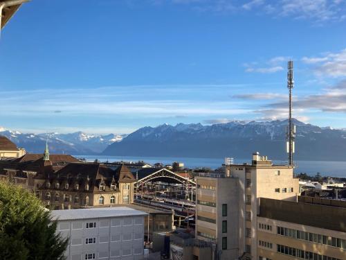 a view of a city with mountains in the background at Laus-Angeles in Lausanne