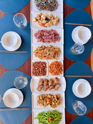 un tavolo sormontato da contenitori di plastica bianca pieni di cibo di 135 會館 135 bnb a Dongshan