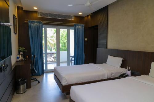 Rúm í herbergi á D Wayfarer Inn Resort