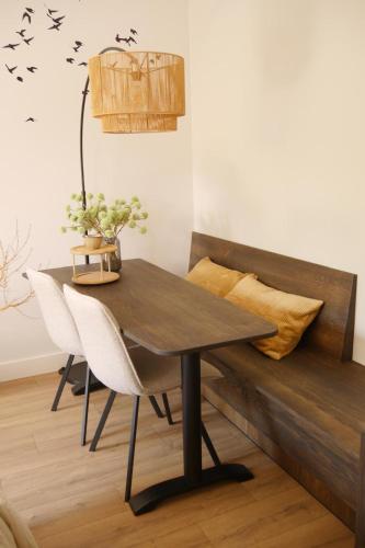 a dining table and chairs in a room with a bed at Bed and Breakfast t Klijnhuysje in Kaatsheuvel