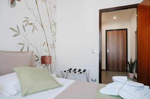 a bedroom with a bed and a mirror at Carmina in Brolo