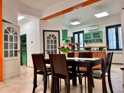a dining room with a table and chairs at Seamply apartment il mare in 1 minuto in Maiori